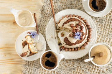 beyaz çikolatalı pasta krema ve fındık ile