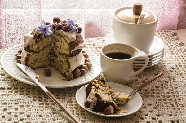 Weiße Schokoladenkuchen mit Haselnüssen und Sahne — Stockfoto