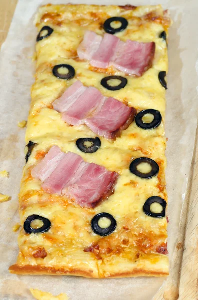 Domowe pizza z szynką, serem i oliwkami — Zdjęcie stockowe