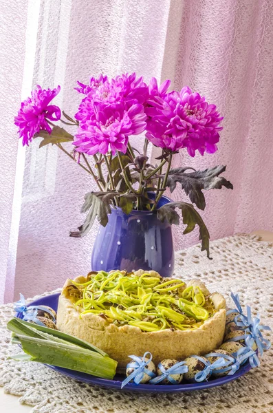 A póréhagyma lepény quiche, sajt, a lenvászon terítő — Stock Fotó