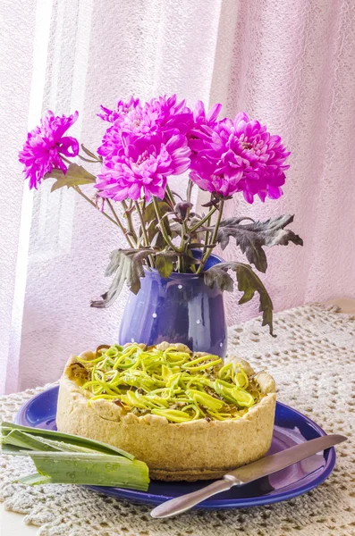 A póréhagyma lepény quiche, sajt, a lenvászon terítő — Stock Fotó