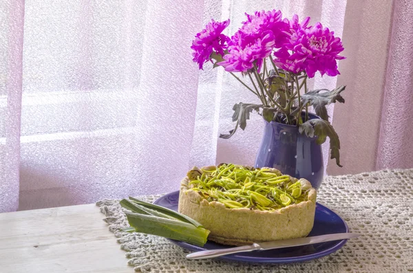 Pie quiche with leeks, cheese on linen tablecloth — Stock Photo, Image