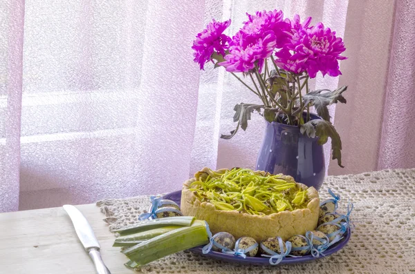 Pie quiche with leeks, cheese on linen tablecloth — Stock Photo, Image