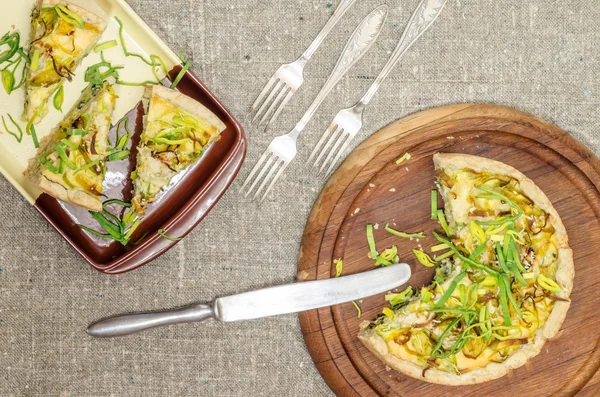 Pie quiche with leeks, cheese on linen tablecloth — Stock Photo, Image