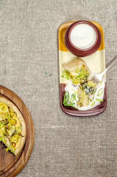 A póréhagyma lepény quiche, sajt, a lenvászon terítő — Stock Fotó