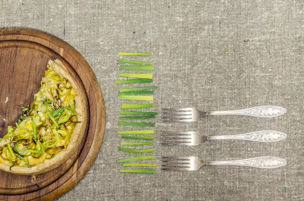Pie quiche with leeks, cheese on linen tablecloth — Stock Photo, Image