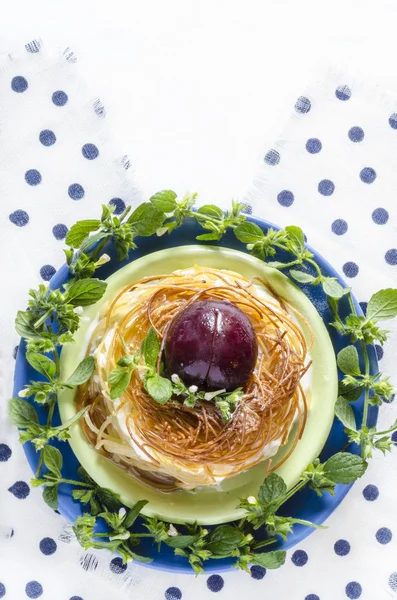 Dessert de Pâques avec prune et crème fouettée — Photo