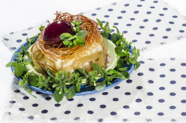 Osterdessert mit Pflaume und Schlagsahne — Stockfoto