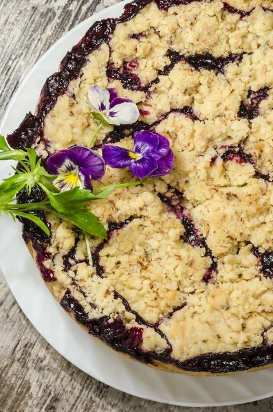 Tarte émiettée à la noirceur décorée de fleurs — Photo