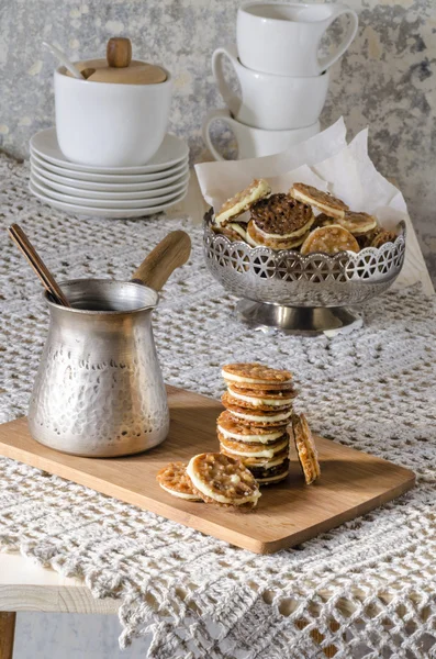 Karamell florentinare cookies på en trä skärbräda — Stockfoto