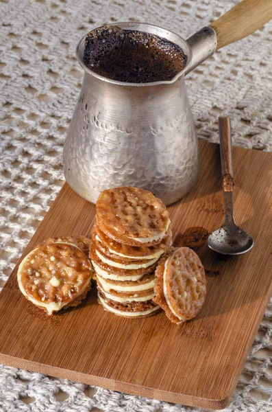 Biscotti fiorentini al caramello su un tagliere di legno — Foto Stock