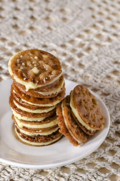 Biscuits florentins au caramel sur une planche à découper en bois — Photo