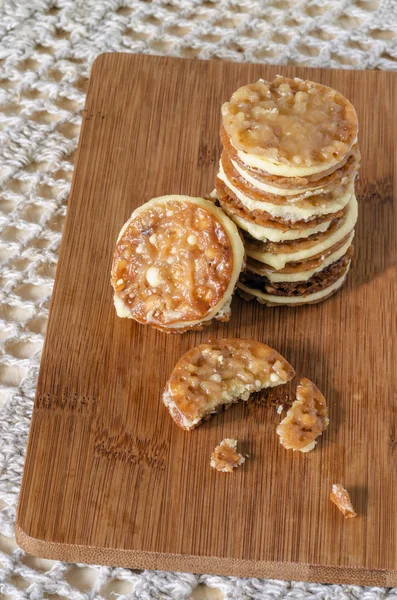 Biscuits florentins au caramel sur une planche à découper en bois — Photo