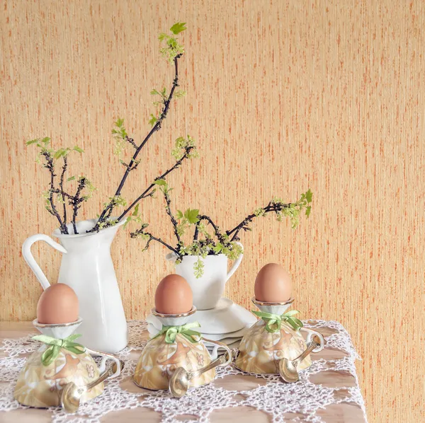 Yumurtalıklar altın kaşık ile Paskalya yortusu yumurta — Stok fotoğraf