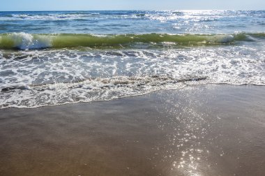 kum plaj su arka plan