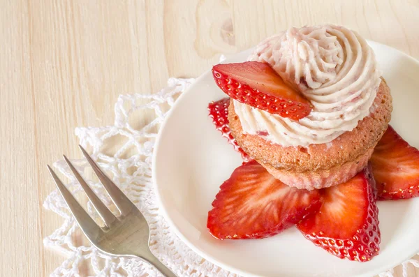 Aardbei cupcake met boter room gedecoreerd met plakjes verse aardbeien — Stockfoto