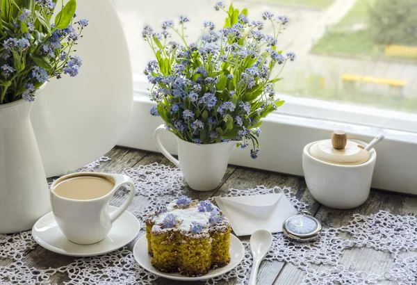 Torta di polenta con tazza di caffè . — Foto Stock