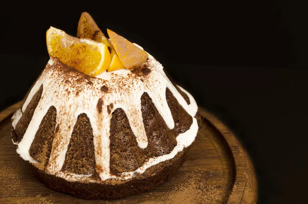 Choklad orange tårta täckt med grädde — Stockfoto