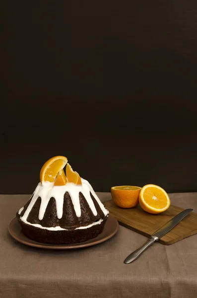 Choklad orange tårta täckt med grädde — Stockfoto