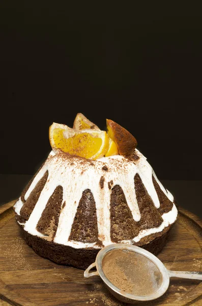 Oranje chocoladecake, bedekt met slagroom — Stockfoto