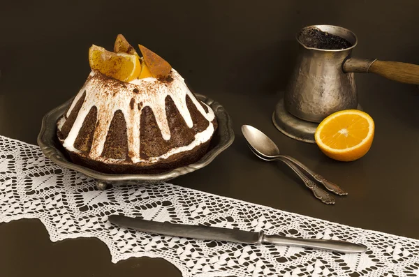 Schokolade Orangenkuchen mit Zuckerguss bedeckt — Stockfoto