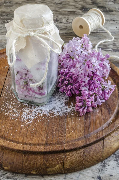 라일락 꽃과 나무 보드에 설탕 — 스톡 사진