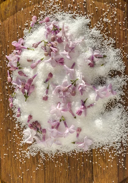 라일락 꽃과 나무 보드에 설탕 — 스톡 사진