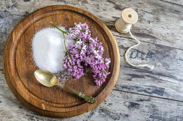 Květy a cukru na dřevěném prkénku — Stockfoto