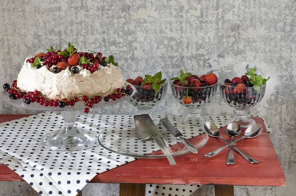 Baiser-Kuchen pavlova mit Sahne, Beeren und Minze — Stockfoto