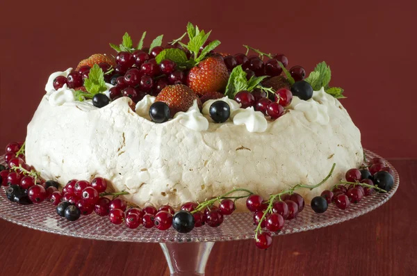 Bolo de merengue Pavlova com creme, bagas e hortelã — Fotografia de Stock