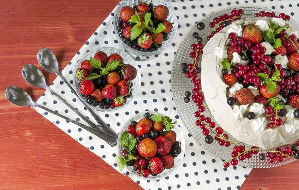 Bolo de merengue Pavlova com creme, bagas e hortelã — Fotografia de Stock