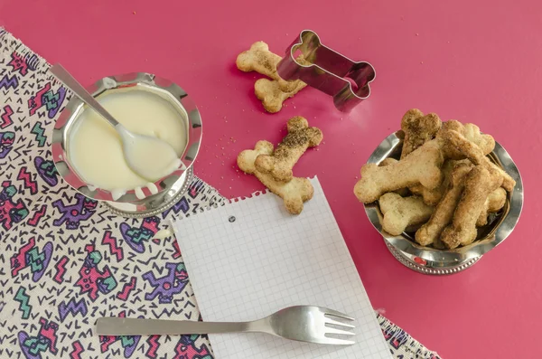 Knochenzucker-Kekse und Kondensmilch Hintergrund für Speisekarte — Stockfoto