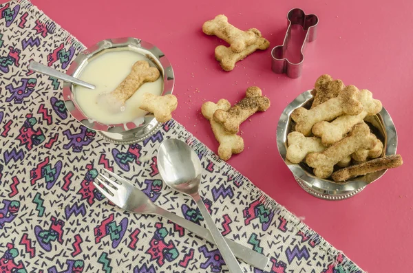 설탕 쿠키와 어린이 메뉴에 대 한 농축 우유 뼈 — 스톡 사진