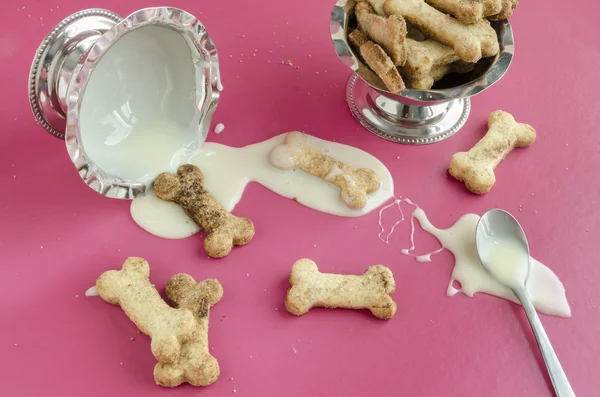 骨の砂糖クッキーと子供用メニューのコンデンス ミルク — Stockfoto
