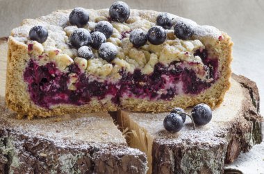 kesit blackcurrant crumble ahşap kütük üstünde