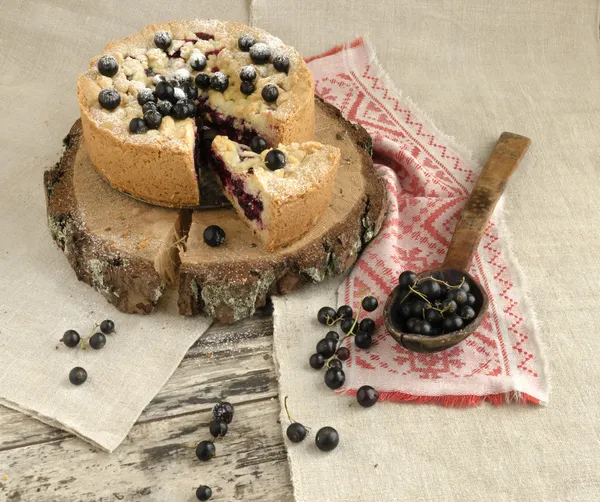 Schwarze Johannisbeere zerbröselt auf Holzstumpf — Stockfoto