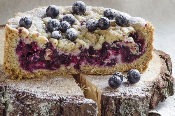 Abgeschnittene schwarze Johannisbeeren zerbröseln auf Holzstumpf — Stockfoto