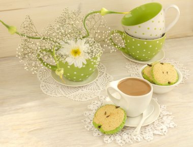 beyaz buket, fincan kakao süt ve elma ile kurabiye şeklinde.