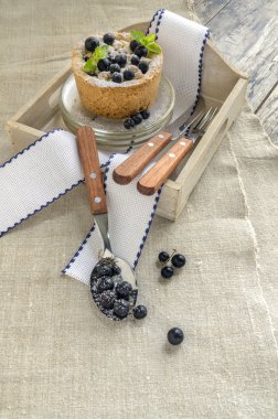 Nane ve taze meyveleri Blackcurrant kek dekore edilmiş