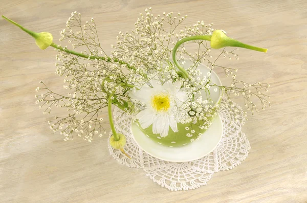 Strauß weißer Blumen in grüner Tasse zum Muttertag — Stockfoto