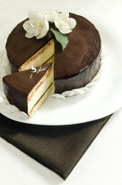 Суфле торт с шоколадной глазурью на белой тарелке — стоковое фото