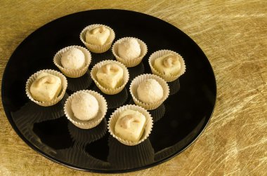 siyah plaka üzerinde beyaz çikolata truffles