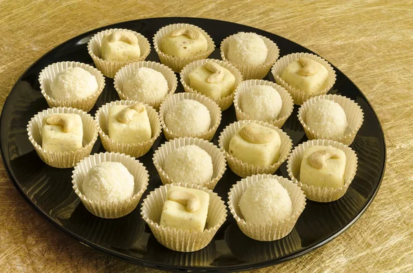 Witte chocolade zelfgemaakte truffels op zwarte plaat — Stockfoto