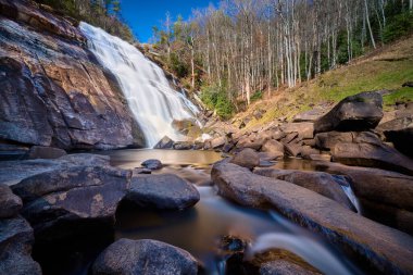 Kuzey Carolina, Sapphire yakınlarındaki Gorges State Park 'ta Gökkuşağı Şelalesi, ABD