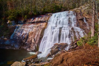 Kuzey Carolina, Sapphire yakınlarındaki Gorges State Park 'ta Gökkuşağı Şelalesi, ABD