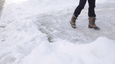 Garaj yolundaki karı temizliyorum..