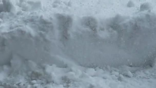 Κοντινό Βίντεο Ενός Ατόμου Που Φτυαρίζει Χιόνι — Αρχείο Βίντεο