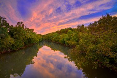 Licking Nehri 'nin güney çatalında batan güneş bulutları.