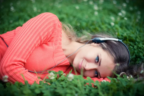 Entspannte junge Frau hört Musik — Stockfoto
