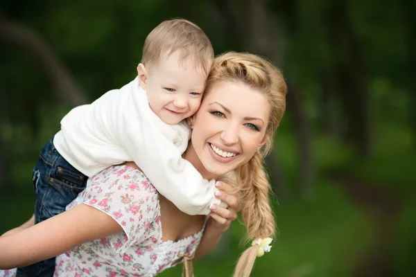 Schöne Mutter mit ihrem Sohn — Stockfoto